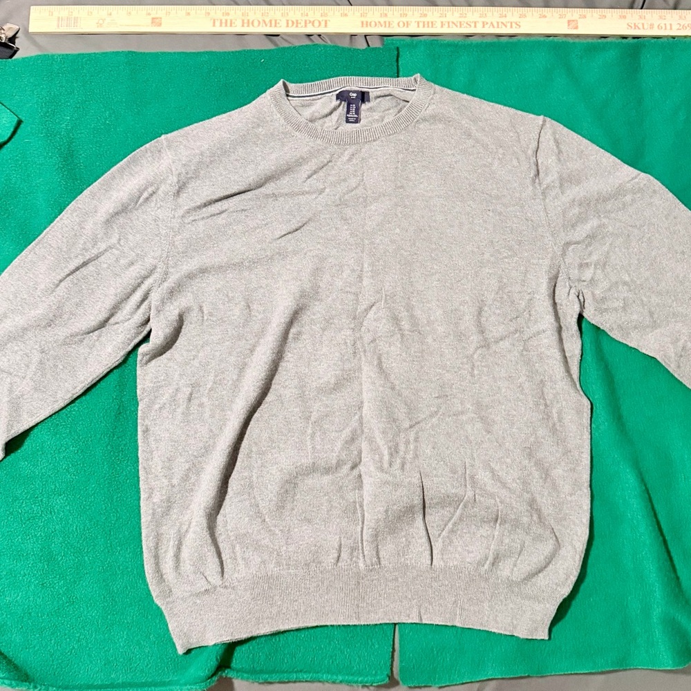 GAP Men's Light Gray Crewneck Sweater
